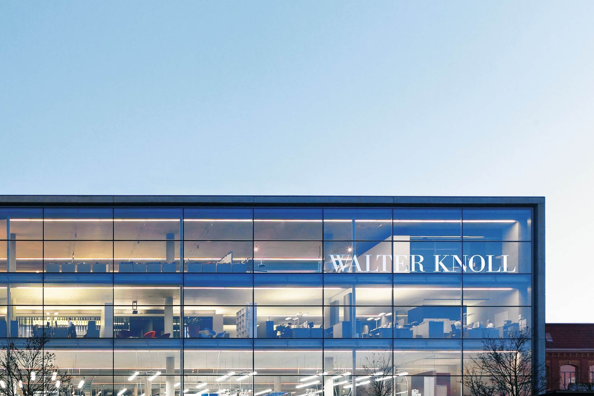 Walter Knoll Firmensitz und Showroom in Herrenberg am Abend