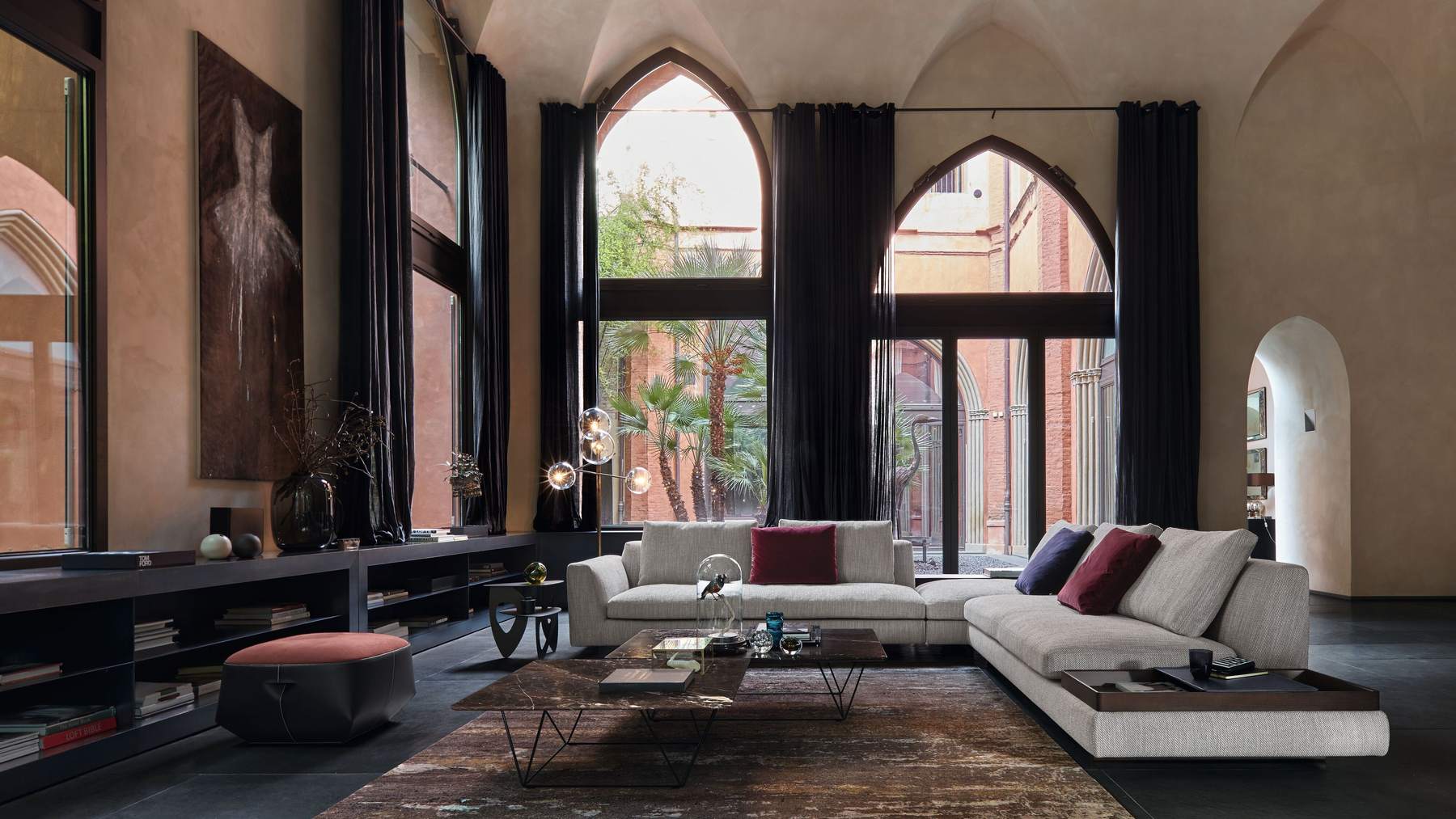 Walter Knoll Wohnraum mit Sofa und Tisch Oki in dunklem Ambiente